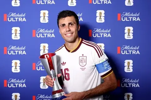 رودري يتفوق على يامال ورونالدو في جائزة الأفضل.. ماذا قدم؟